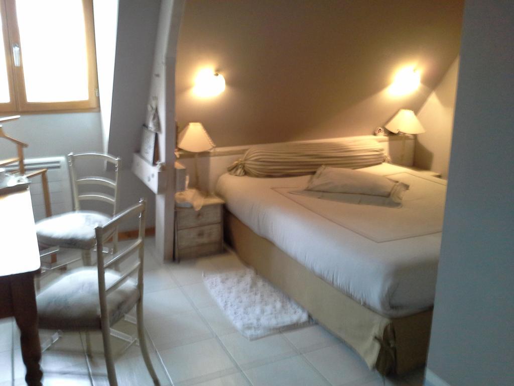 Chambres D'Hotes Au Temps Des Cerises 주미에즈 외부 사진