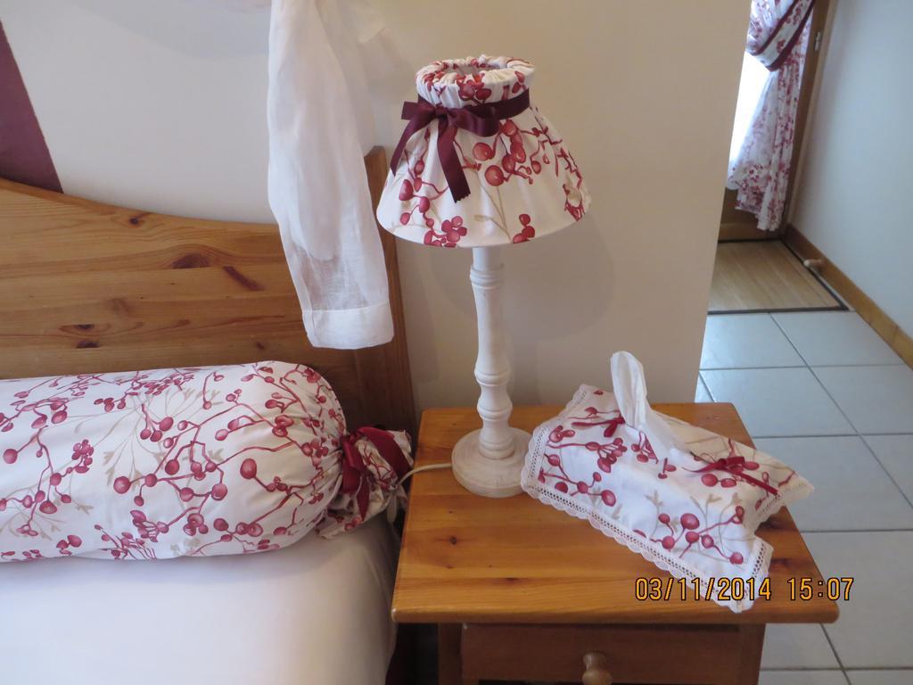 Chambres D'Hotes Au Temps Des Cerises 주미에즈 객실 사진