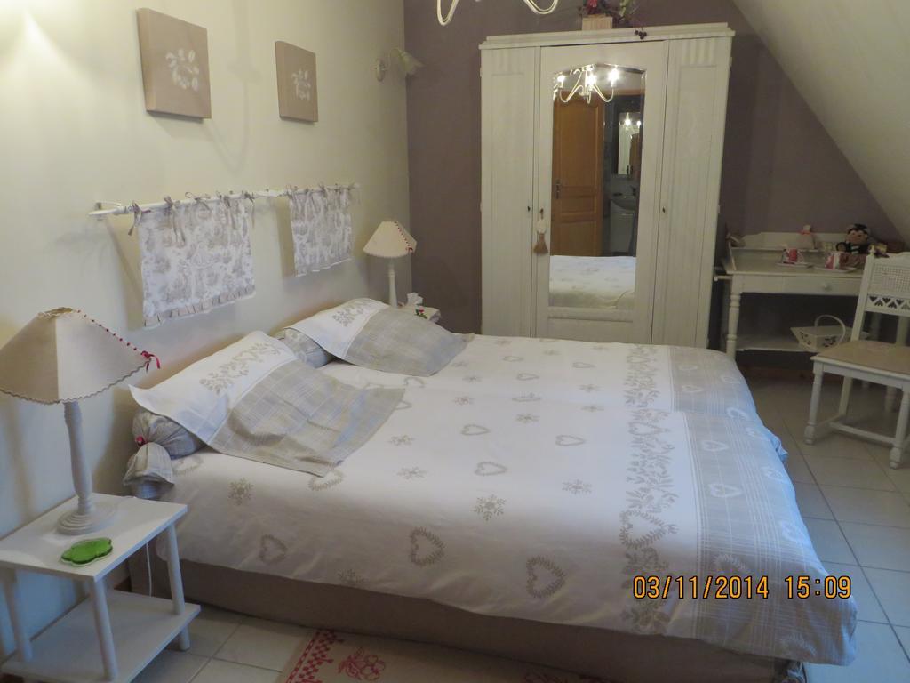 Chambres D'Hotes Au Temps Des Cerises 주미에즈 객실 사진