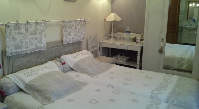 Chambres D'Hotes Au Temps Des Cerises 주미에즈 객실 사진