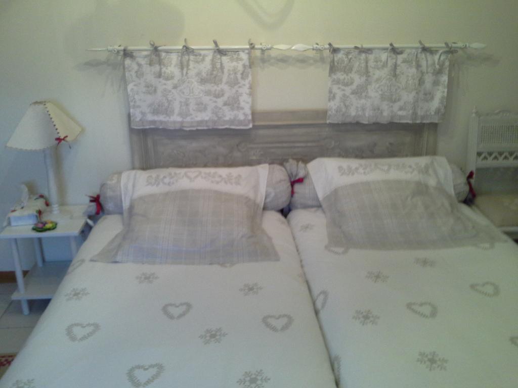 Chambres D'Hotes Au Temps Des Cerises 주미에즈 객실 사진